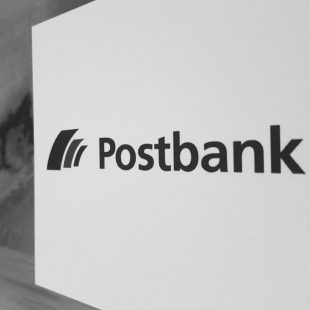 Abfotografiertes Logo Postbank schwarzweiß