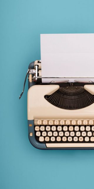 Schreibmaschine auf blauem Hintergrund