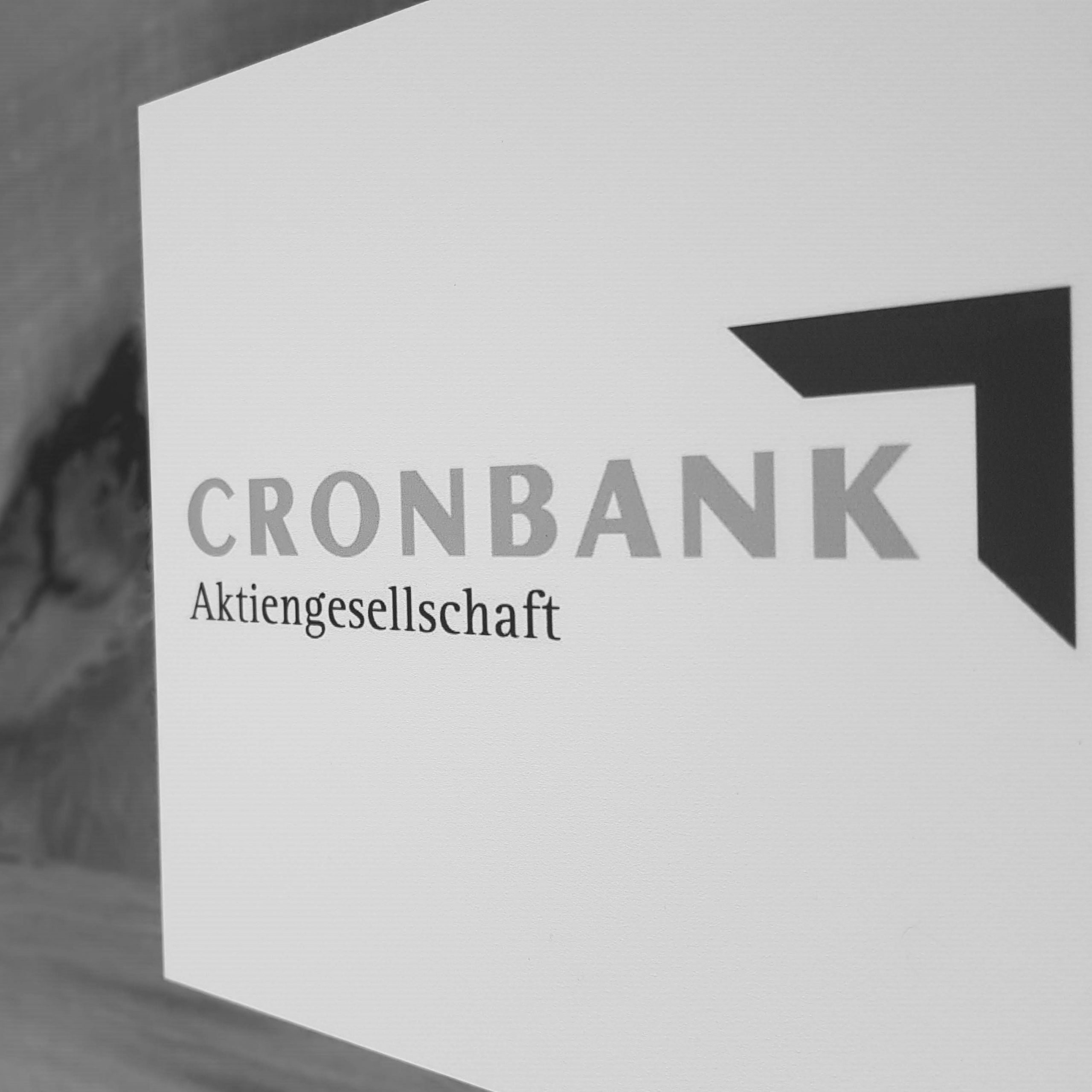 Abfotografiertes Logo CRONBANK Aktiengesellschaft Deutsche Kreditbank AG schwarzweiß