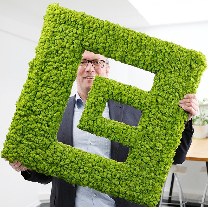 HP Olbrück Geschäftsführer ECON Application GmbH hält das Logo von ECON
